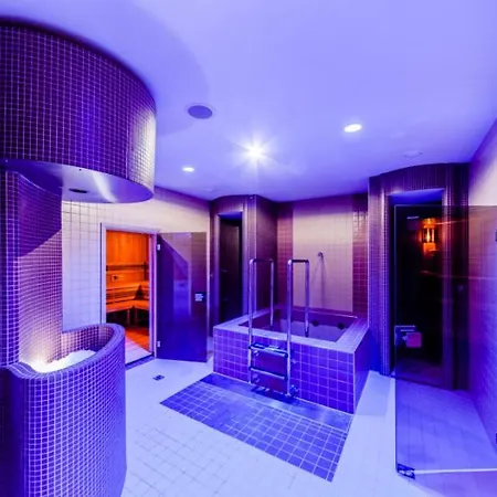 Live-inn Hotel-style 5 Apartments, 20 Mins To Centre, Gym, Reception, Free Parking, Lift, Roof Terrace & Game Apartment *