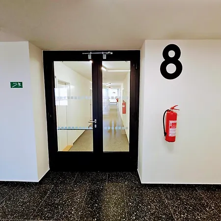Live-inn Hotel-style 5 Apartments, 20 Mins To Centre, Gym, Reception, Free Parking, Lift, Roof Terrace & Game Prague
