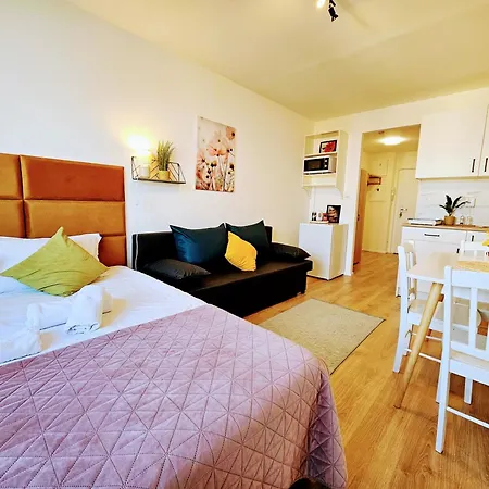 Live-inn Hotel-style 5 Apartments, 20 Mins To Centre, Gym, Reception, Free Parking, Lift, Roof Terrace & Game * Prague