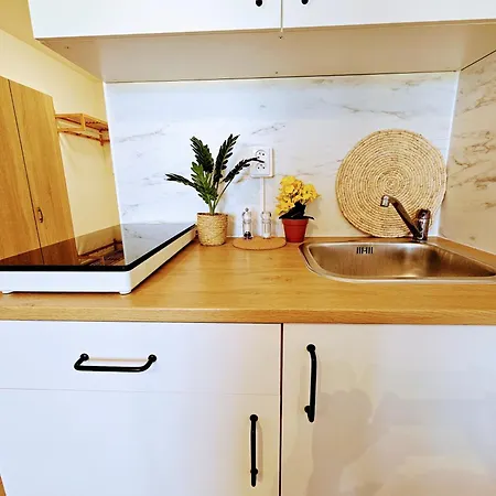 Apartment Live-inn Hotel-style 5 Apartments, 20 Mins To Centre, Gym, Reception, Free Parking, Lift, Roof Terrace & Game