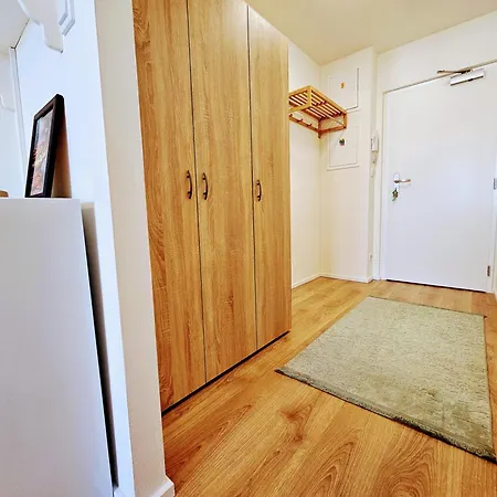 Live-inn Hotel-style 5 Apartments, 20 Mins To Centre, Gym, Reception, Free Parking, Lift, Roof Terrace & Game Prague
