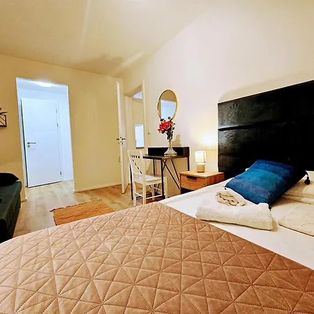 Live-inn Hotel-style 5 Apartments, 20 Mins To Centre, Gym, Reception, Free Parking, Lift, Roof Terrace & Game Prague