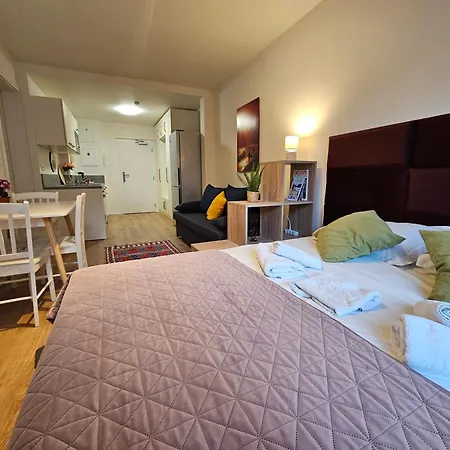 Live-inn Hotel-style 5 Apartments, 20 Mins To Centre, Gym, Reception, Free Parking, Lift, Roof Terrace & Game *