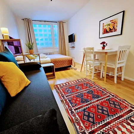 Live-inn Hotel-style 5 Apartments, 20 Mins To Centre, Gym, Reception, Free Parking, Lift, Roof Terrace & Game Prague