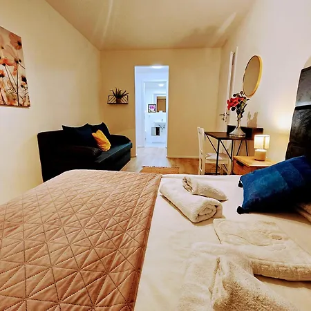 Live-inn Hotel-style 5 Apartments, 20 Mins To Centre, Gym, Reception, Free Parking, Lift, Roof Terrace & Game Apartment