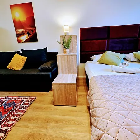 Apartment Live-inn Hotel-style 5 Apartments, 20 Mins To Centre, Gym, Reception, Free Parking, Lift, Roof Terrace & Game