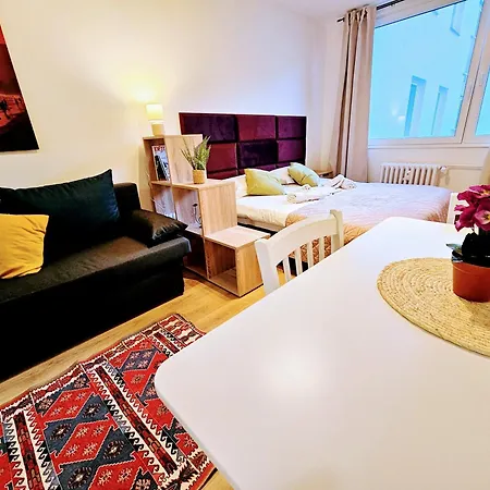 Live-inn Hotel-style 5 Apartments, 20 Mins To Centre, Gym, Reception, Free Parking, Lift, Roof Terrace & Game Apartment Prague