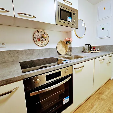 Live-inn Hotel-style 5 Apartments, 20 Mins To Centre, Gym, Reception, Free Parking, Lift, Roof Terrace & Game Apartment