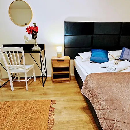 Live-inn Hotel-style 5 Apartments, 20 Mins To Centre, Gym, Reception, Free Parking, Lift, Roof Terrace & Game Prague