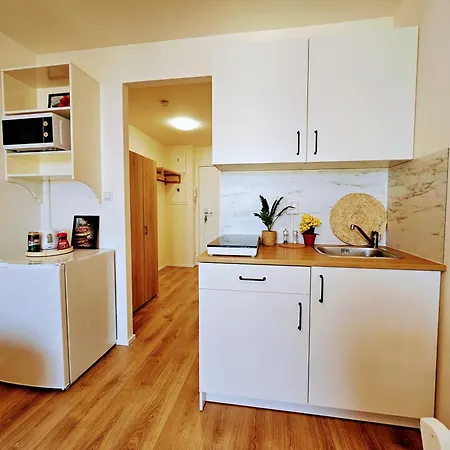 Live-inn Hotel-style 5 Apartments, 20 Mins To Centre, Gym, Reception, Free Parking, Lift, Roof Terrace & Game Apartment Prague