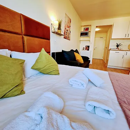 Live-inn Hotel-style 5 Apartments, 20 Mins To Centre, Gym, Reception, Free Parking, Lift, Roof Terrace & Game Apartament Praga