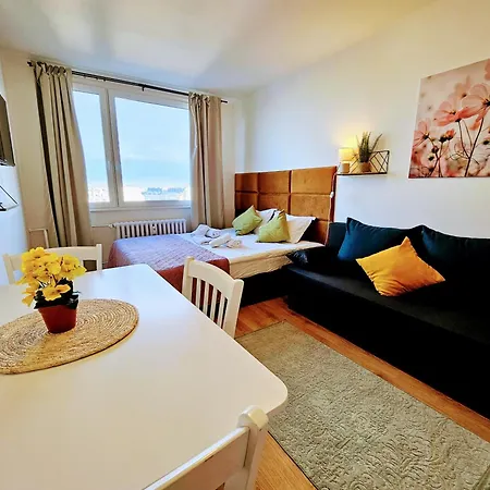 Apartmán Terrace-view For Business & Leisure, Free Parking & Gym, Near Metro & Aqua Sport Centre Praha
