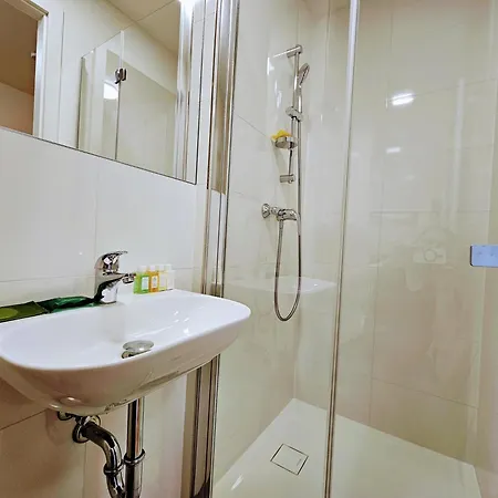 Terrace-view For Business & Leisure, Free Parking & Gym, Near Metro & Aqua Sport Centre Praha