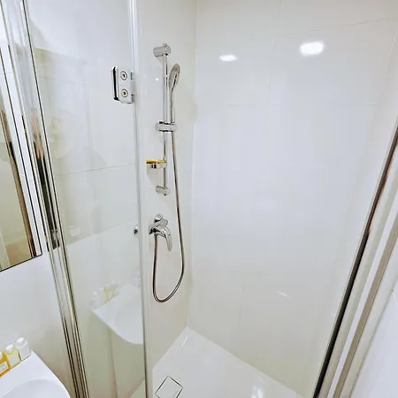 Terrace-view For Business & Leisure, Free Parking & Gym, Near Metro & Aqua Sport Centre Apartmán