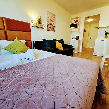 Apartmán Terrace-view For Business & Leisure, Free Parking & Gym, Near Metro & Aqua Sport Centre Praha