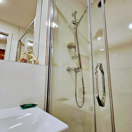 Terrace-view For Business & Leisure, Free Parking & Gym, Near Metro & Aqua Sport Centre Praha
