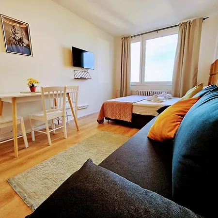 Apartmán Terrace-view For Business & Leisure, Free Parking & Gym, Near Metro & Aqua Sport Centre Praha