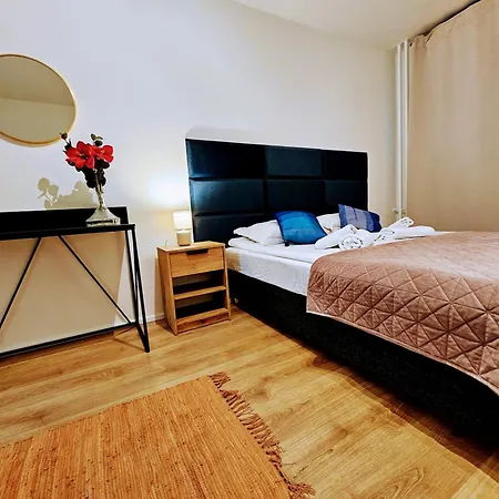 Live-inn Hotel-style 5 Apartments, 20 Mins To Centre, Gym, Reception, Free Parking, Lift, Roof Terrace & Game * Prag