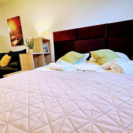 Terrace-view For Business & Leisure, Free Parking & Gym, Near Metro & Aqua Sport Centre Praha