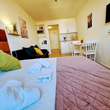 Apartmán Terrace-view For Business & Leisure, Free Parking & Gym, Near Metro & Aqua Sport Centre Praha