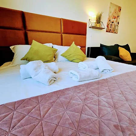 Terrace-view For Business & Leisure, Free Parking & Gym, Near Metro & Aqua Sport Centre Apartmán