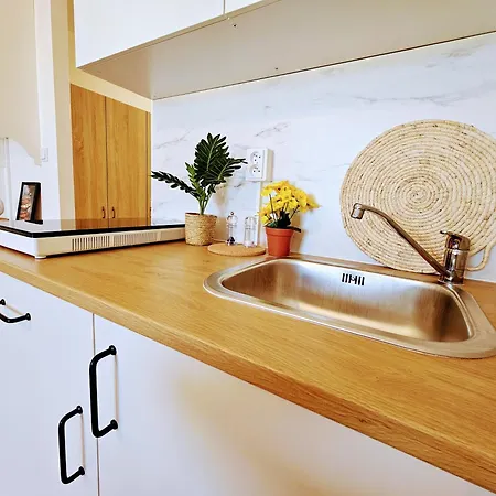 Terrace-view For Business & Leisure, Free Parking & Gym, Near Metro & Aqua Sport Centre Apartmán