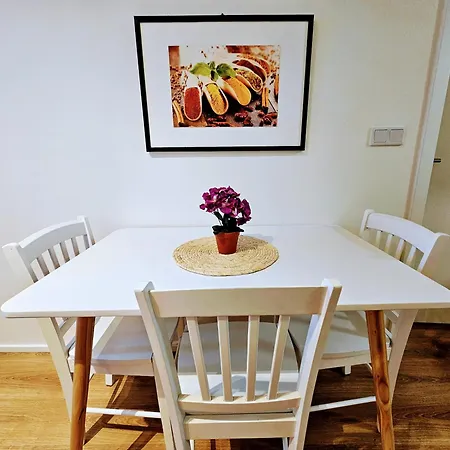 Terrace-view For Business & Leisure, Free Parking & Gym, Near Metro & Aqua Sport Centre Apartmán