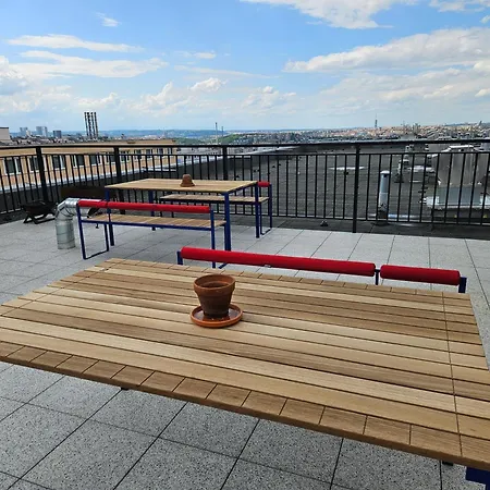 Live-inn Hotel-style 5 Apartments, 20 Mins To Centre, Gym, Reception, Free Parking, Lift, Roof Terrace & Game Apartment