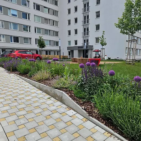 Live-inn Hotel-style 5 Apartments, 20 Mins To Centre, Gym, Reception, Free Parking, Lift, Roof Terrace & Game