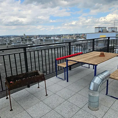 Live-inn Hotel-style 5 Apartments, 20 Mins To Centre, Gym, Reception, Free Parking, Lift, Roof Terrace & Game Apartment